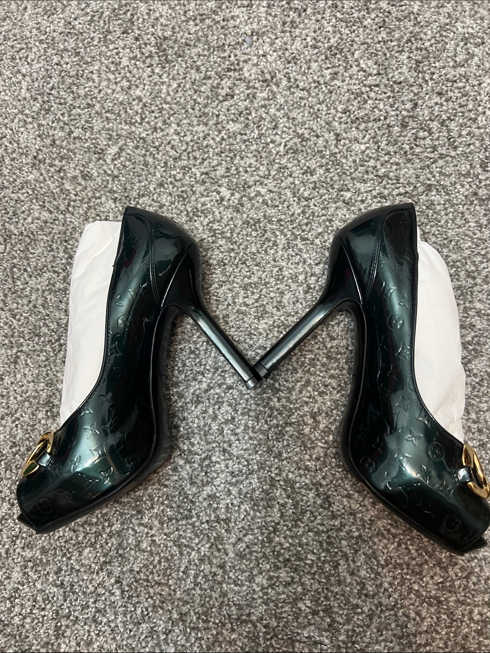 Louis Vuitton Green Patent Peep-Toe Heels with Gold Chain Embellishment - Picture 3 of 4